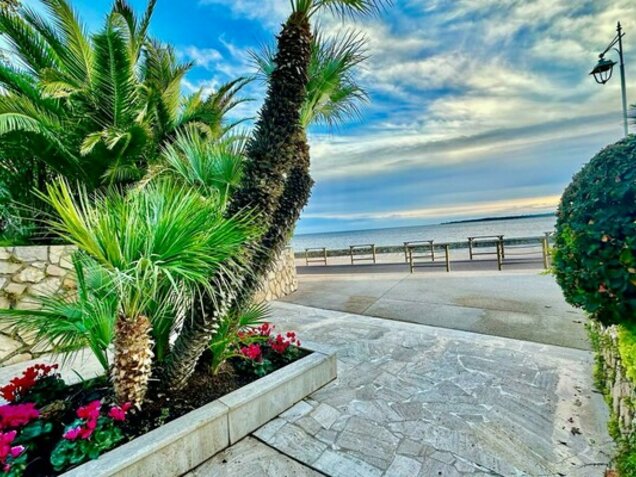 Très grand appartement à rénover avec vue mer - CANNES