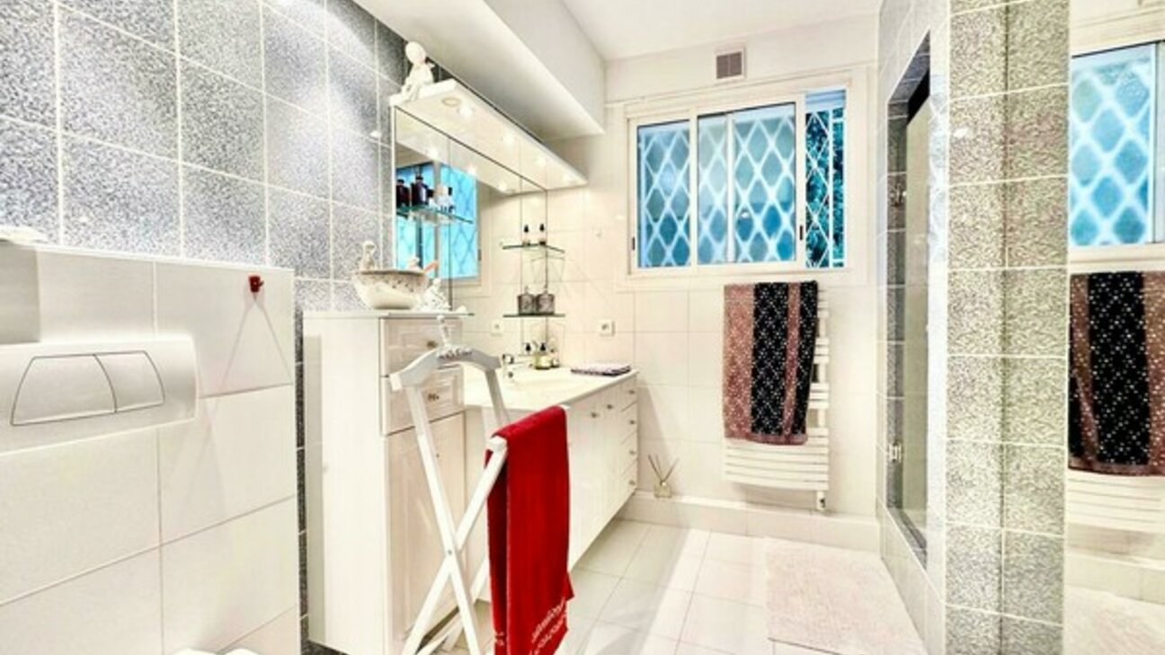 Très grand appartement à rénover avec vue mer - CANNES - 10 / 12